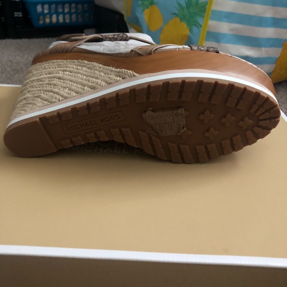 MICHAEL Michael Kors Mackay Embossed Leather Wedge - Picture 8 of 9